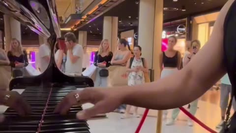 A violinist appear on the escalators 😱🎻