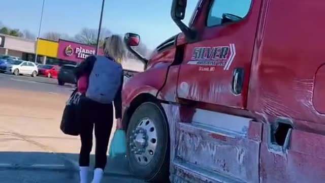 Although she drives a big truck, she still insists on exercising female drivers every day.