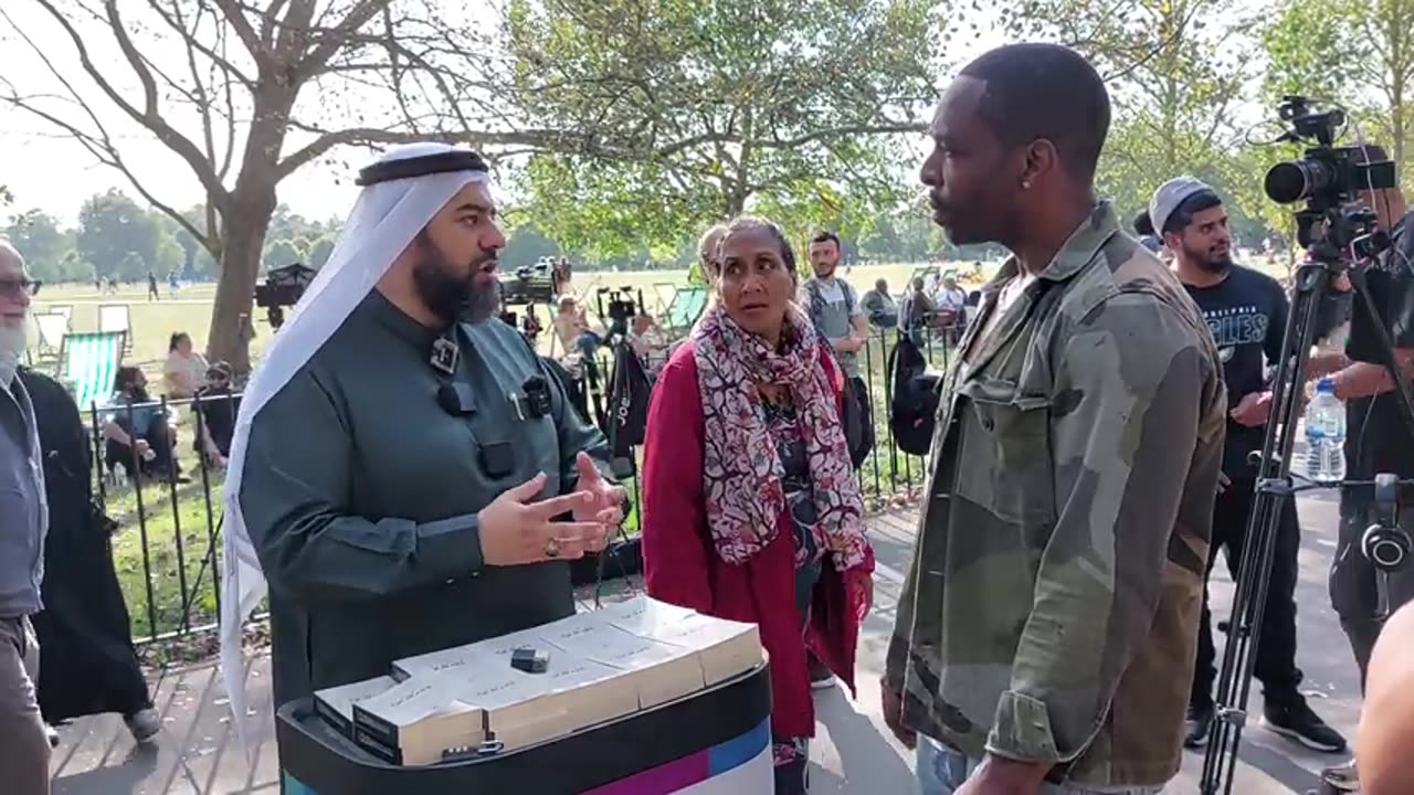 I was a Muslim and thing didn't add up Hamza Sheikh And Visitor Speakers Corner Sam Dawah