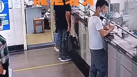 “該怎麼辦”？越來越多這樣的“怪異事件”_突然不斷旋轉、倒地、癲癇發作般痙攣…死亡（案例一，在中國）。“新冠疫苗實驗針劑，針後問題爆發呢”？？