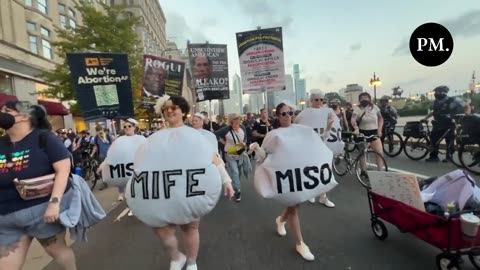 PROTESTERS IN CHICAGO DRESSED UP 💊 AS ABORTION PILLS