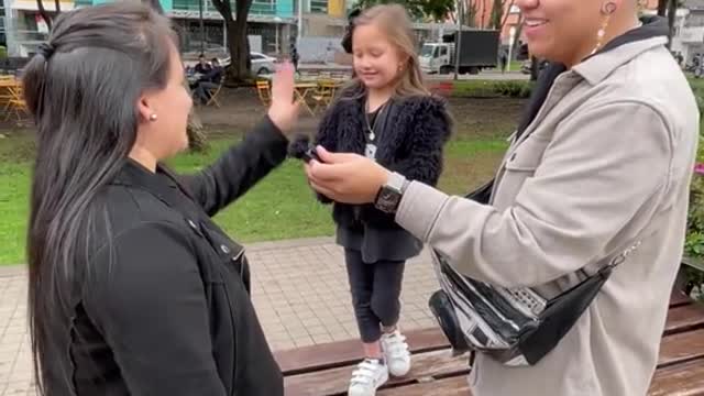 Hablemos de los ojazos que tiene esta niña