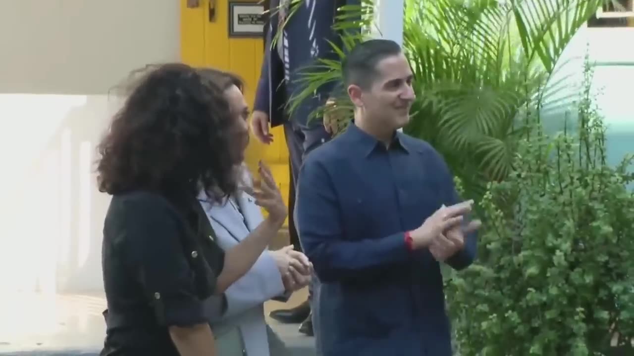 Kamala Harris unknowingly claps to song in Spanish protesting her during Puerto Rico visit