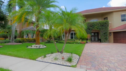 10698 VERSAILLES BOULEVARD