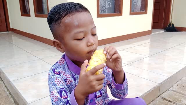 Anak ini Lucu Banget Mukbang Jagung super cepat