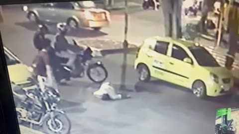 Taxista fue atropellado por un motociclista y se dio a la fuga