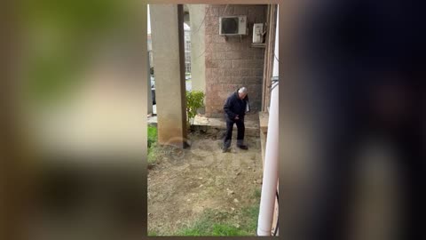 Qytetari i revoltuar thyen xhamat e zyres se Hipotekes ne Burrel