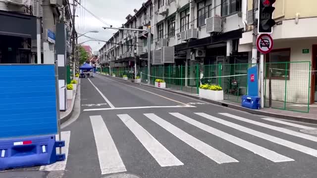 Outcry as Shanghai fences off housing blocks