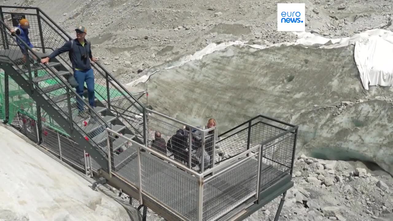 El turismo masivo llega al glaciar Mer de Glace, que se derrite a un ritmo alarmante