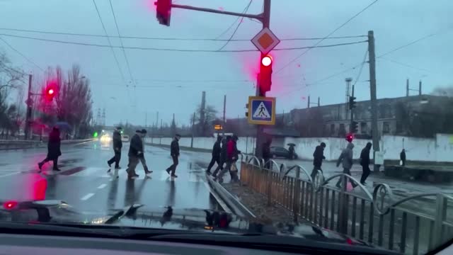 Ukrainian soldiers seen taking up position in Mariupol