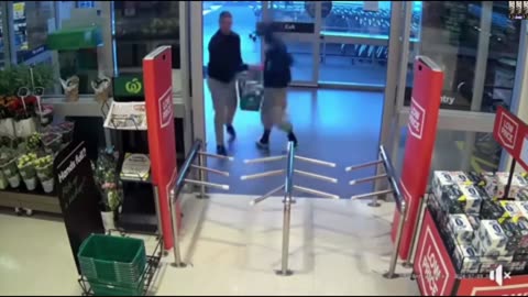 Off-duty cop smoothly takes back stolen items from shoplifter😲