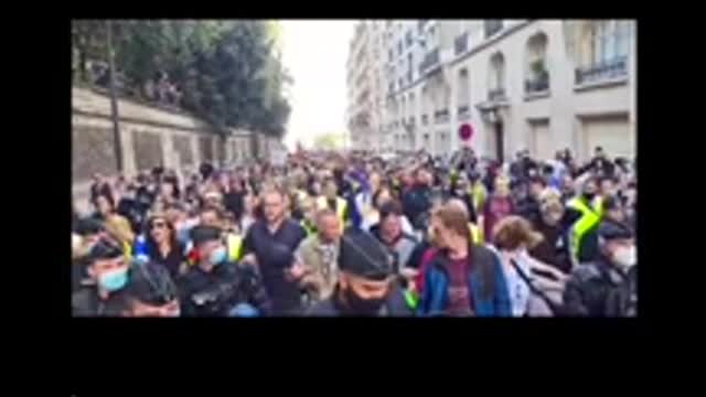 TSVN73 7.2021 Police Join With Protesters in France