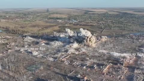Russia is bombing Vuhledar with FAB3000 it is their largest aviation gliding bomb (1).mp4