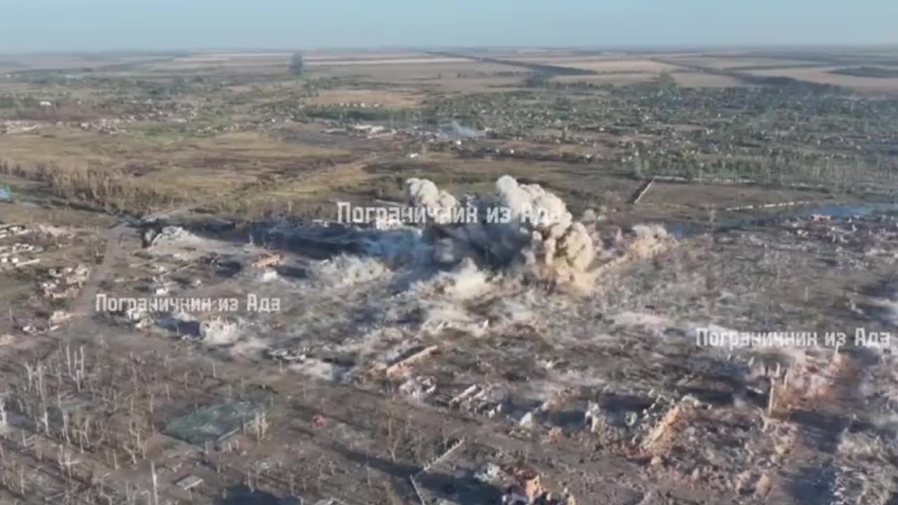 Russia is bombing Vuhledar with FAB3000 it is their largest aviation gliding bomb (1).mp4