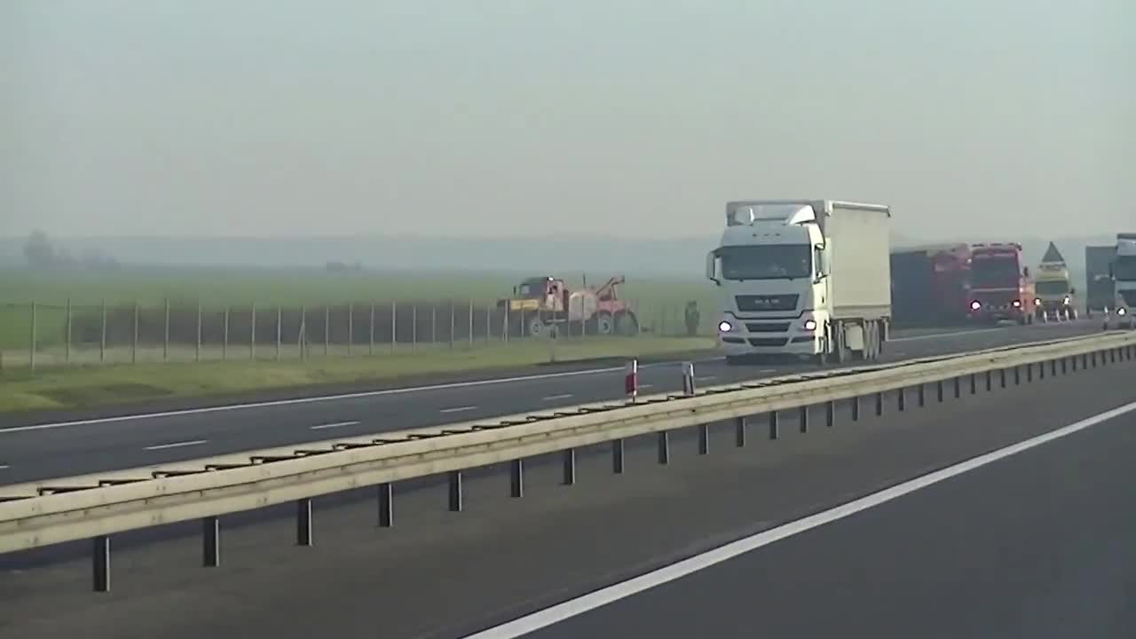 A2 in Polen LKW in den Graben gefahren