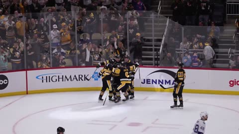 NHL: Michael Bunting Sets Up Incredible Play