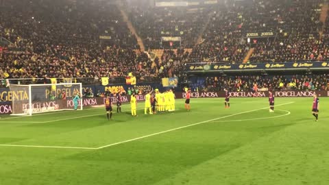 LIONEL MESSI FREE KICK (Barcelona v Villarreal)