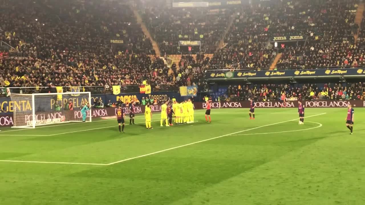 LIONEL MESSI FREE KICK (Barcelona v Villarreal)