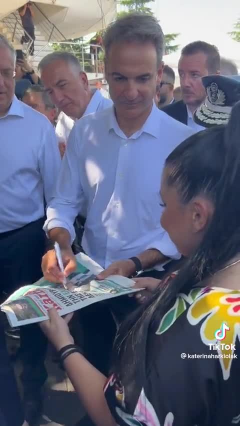 Υπογράφει αυτόγραφο και λέει στην κοπέλα με νόημα… για σένα!