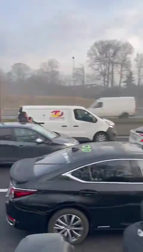 IT'S HAPPENING 🚖🚖🚖 The French taxi drivers have joined the farmers protest.