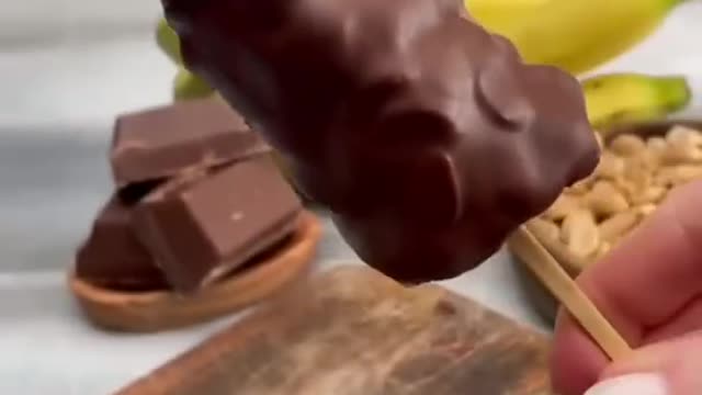 PICOLÉ DE BANANA CROCANTE COM PASTA DE AMENDOIM E CHOCOLATE 🍫