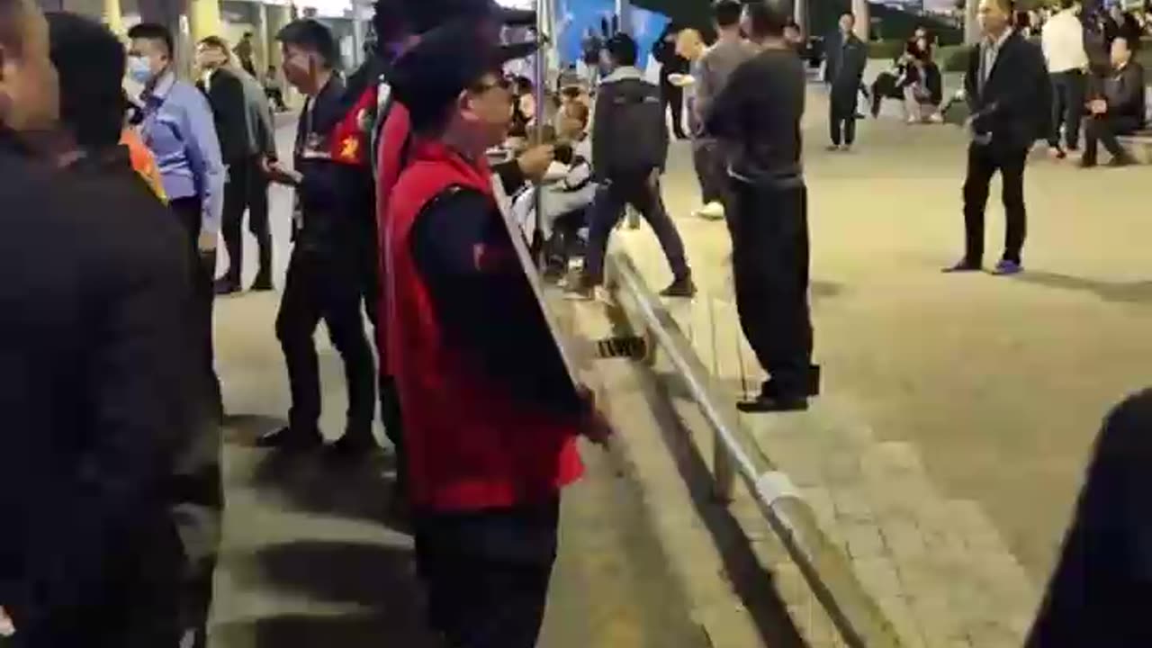 The Longhua bus station in Shenzhen has also started cleaning up the homeless