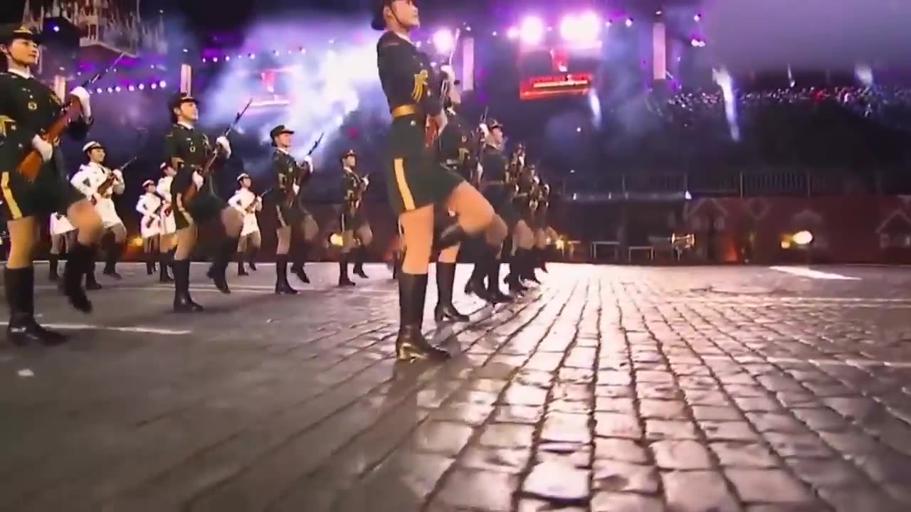 Das ist eine Parade in China und kann sich auch in Moskau sehen lassen.