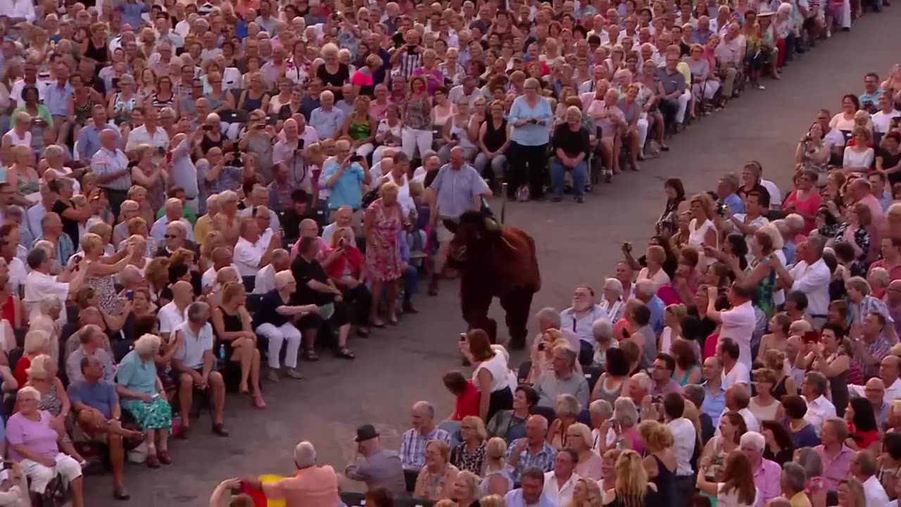 Shocking- Bull attacks woman at concert! — (André Rieu - España Cani)