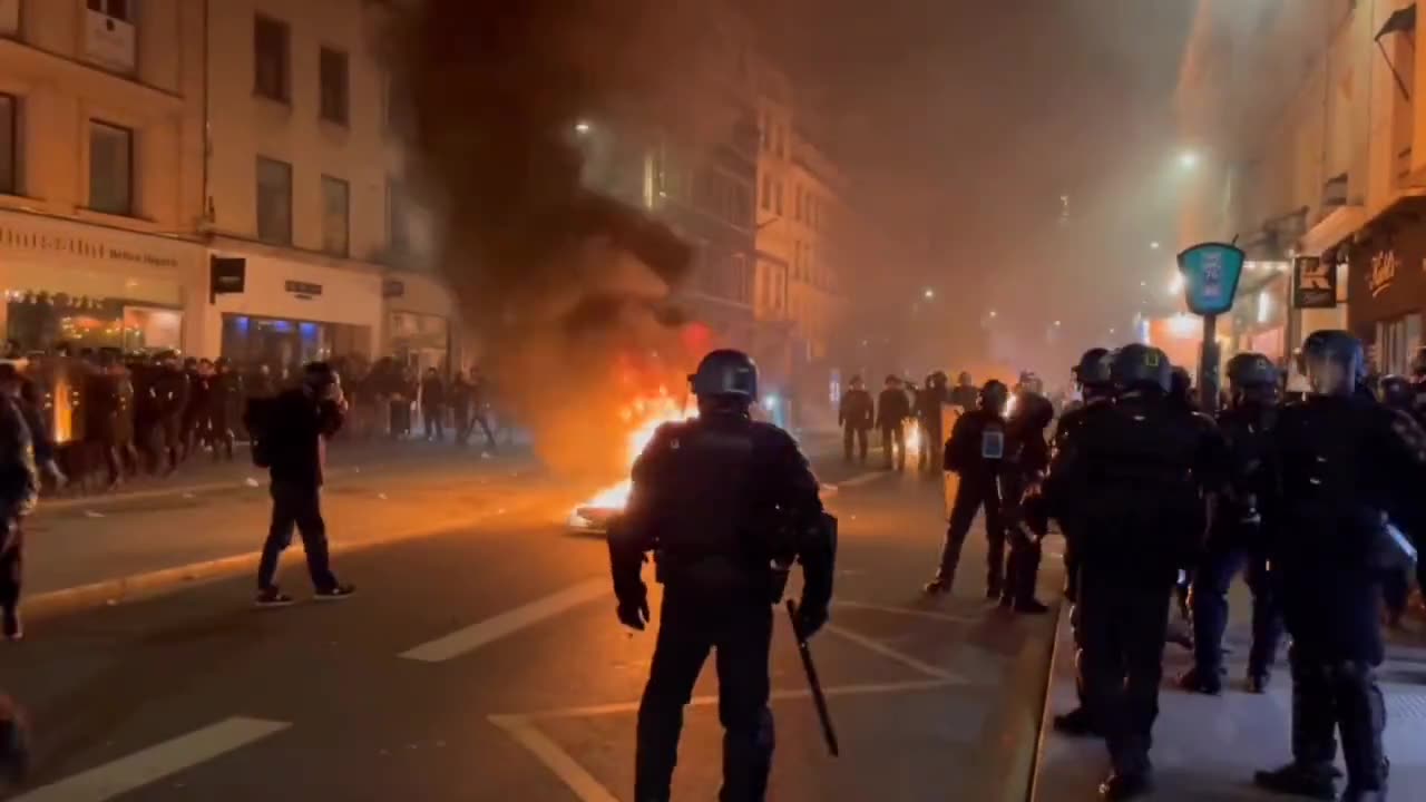 Paris Is Burning In Spite Of Ban On ‘Pension Protests’