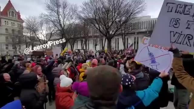 NEW YORK RISING UP AGAINST MANDATES. 1000s of people have surrounded the State Capitol and are demanding an end to the tyrannical vaccine mandates