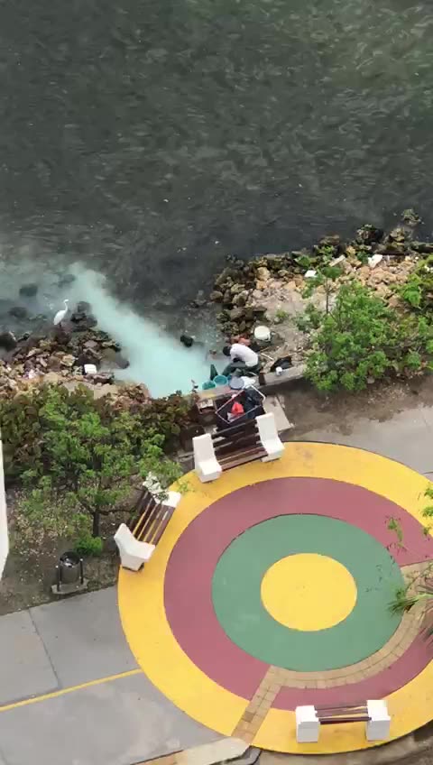 Denuncian a hombre lavando tanques con pintura en la bahía de Cartagena