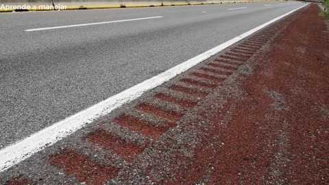 Para que sirven las lineas ranuradas en las carreteras (Bandas alertadoras de salida)