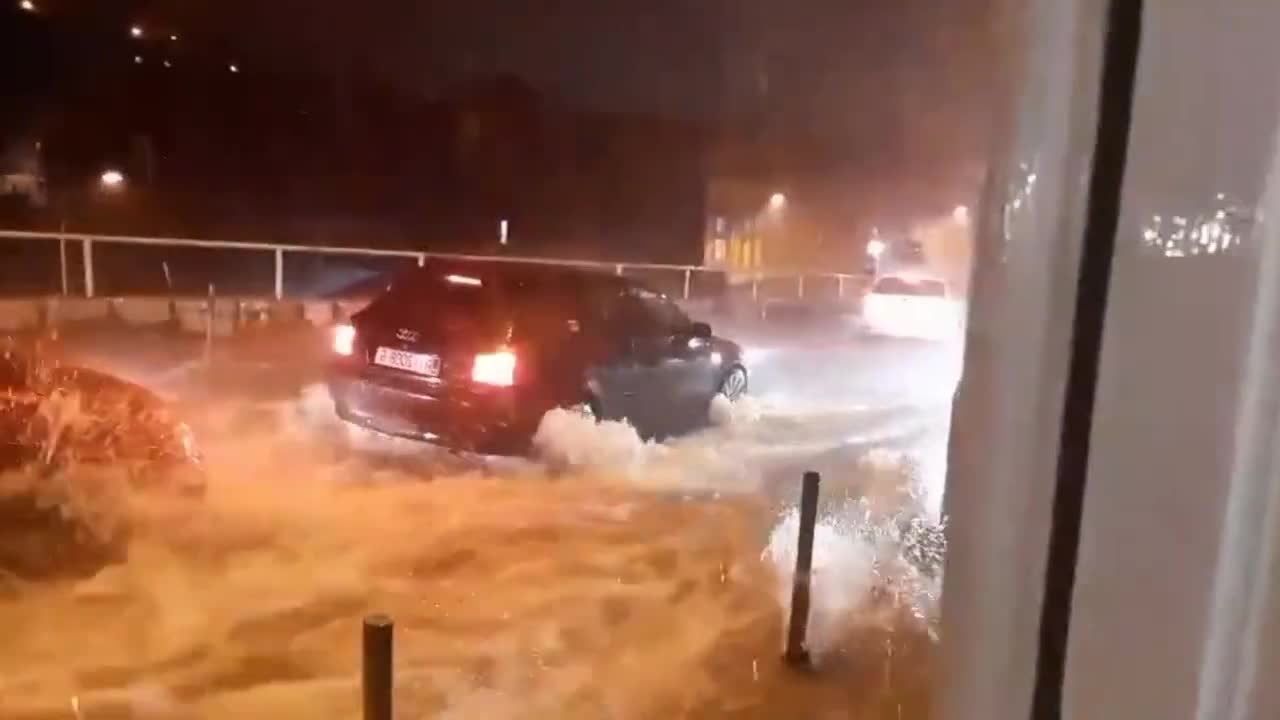 Croatia - Deadly flash floods: residents flee their homes