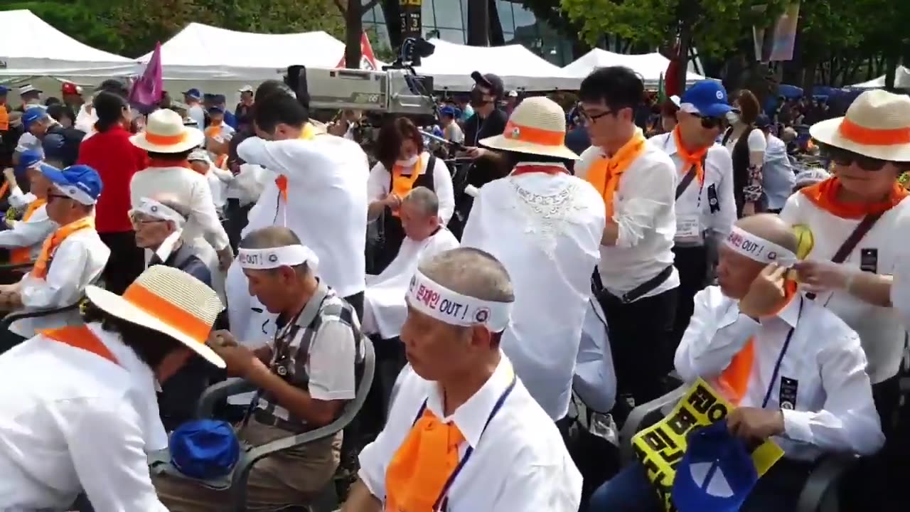 20191002_V3_S05(iZjqj5sa6wk)삭발식에 참가코자 대전 강릉 대구 부산등 전국에서 광화문 차도에 모여