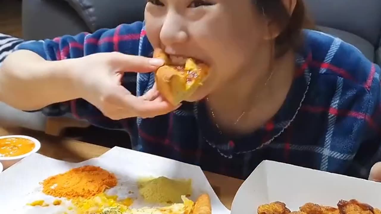 This lady eats like the food would fly off if she doesn't finish fast ....mukbang pizza