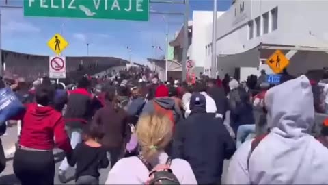 Bidens America - 1000 Illegals storming El Paso Border