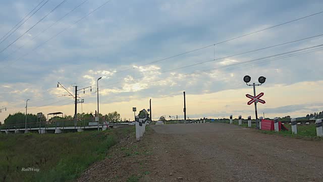 Railway crossing. Diesel & Electric Locomotives. Ludzia, Udmurtia / Тепловоз с элетровозом. Удмуртия