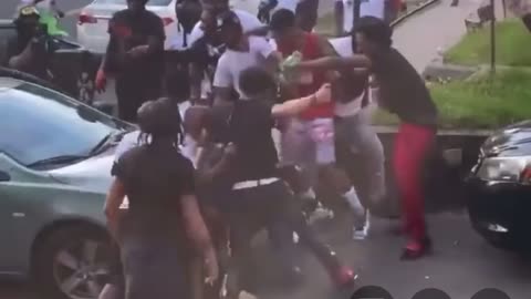 Door Dash driver beat real bad in a Hood 😳