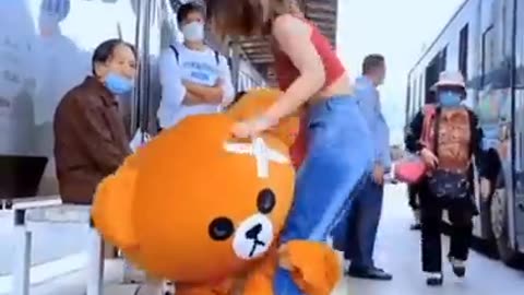 Funny bear 🐻 girl mad 💢 🤣 #funny video #pipixiong #funny video