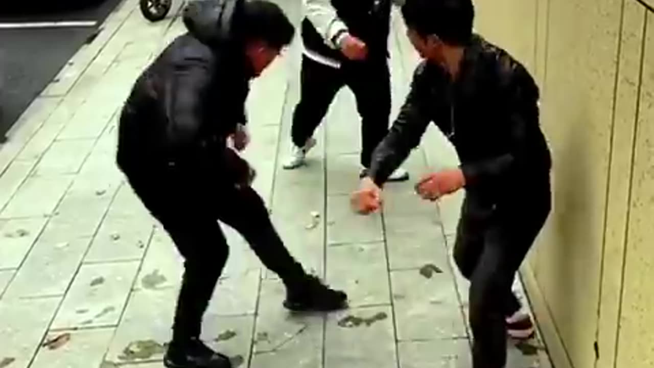 Chinese_kung_fu,_actual_street_fighting,_please_do_not_imitate_dangerous_moves