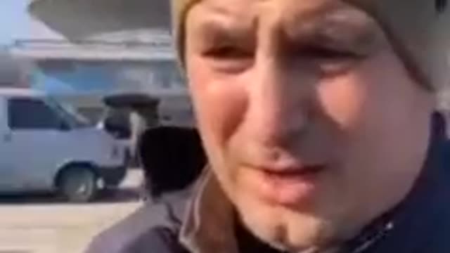 Zaporizhzhya, Ukrainian army hands out weapons to civilians without any documentation.