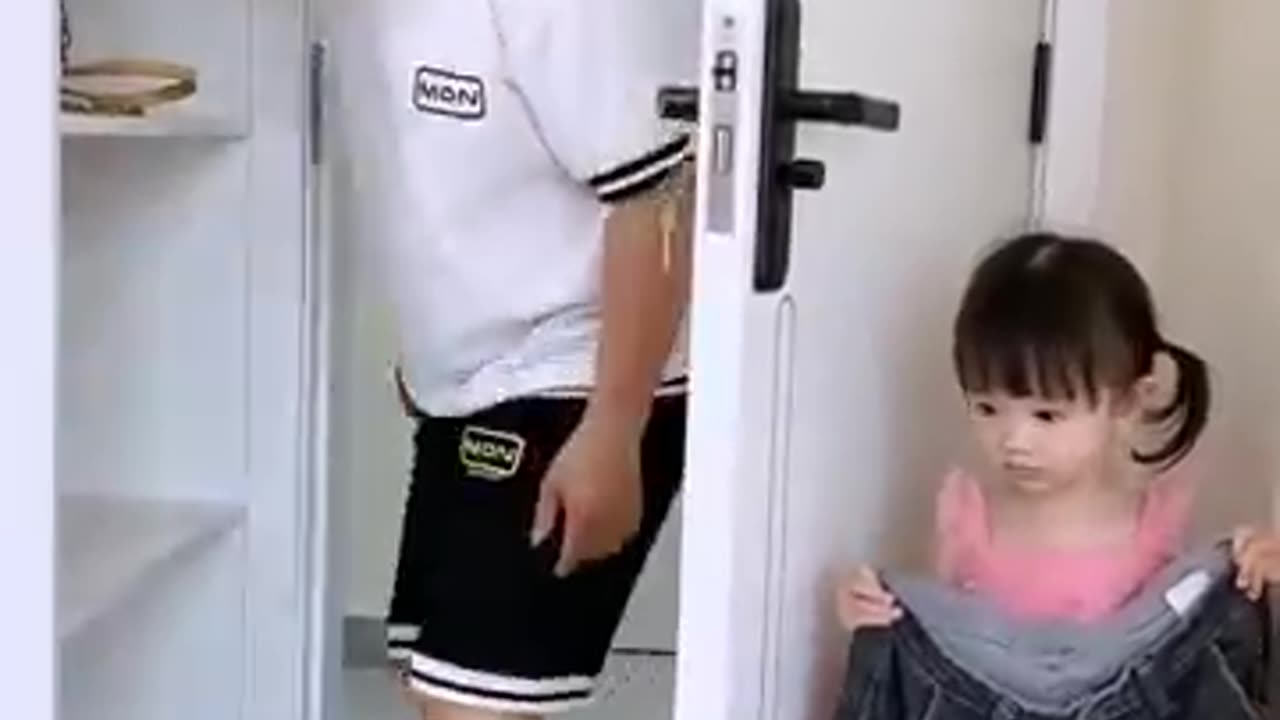 Cute girl Made a fool of the father.