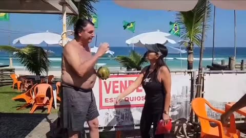 Bolsonaro na praia da Barra da Tijuca RJ em 04/08/2023.