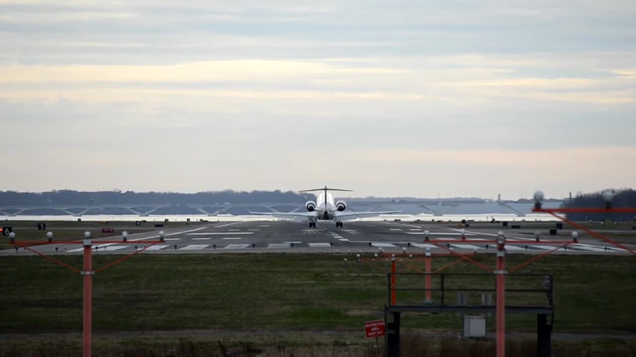 CRJ-900 landing at Washington Reagan