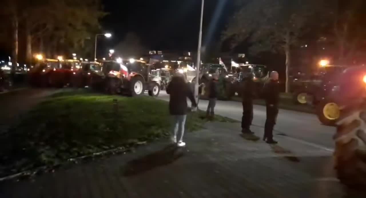 Netherlands: Farmers, Citizens & Truckers are "Taking Over" the town of Drachten!