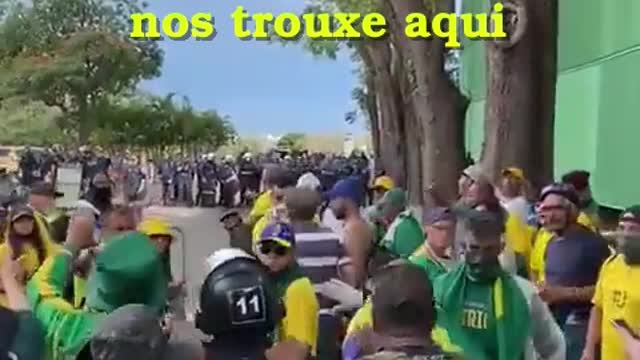 Um policial é protegido e aplaudido pelos manifestantes em Brasília