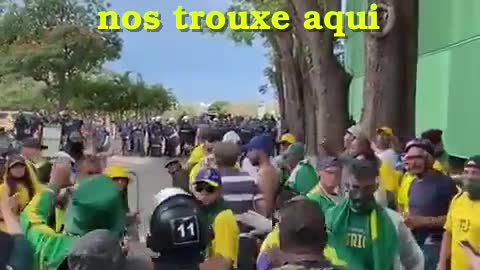 Um policial é protegido e aplaudido pelos manifestantes em Brasília