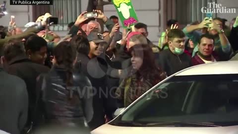 Man points gun at Argentinian vice-president Cristina Fernández de Kirchner