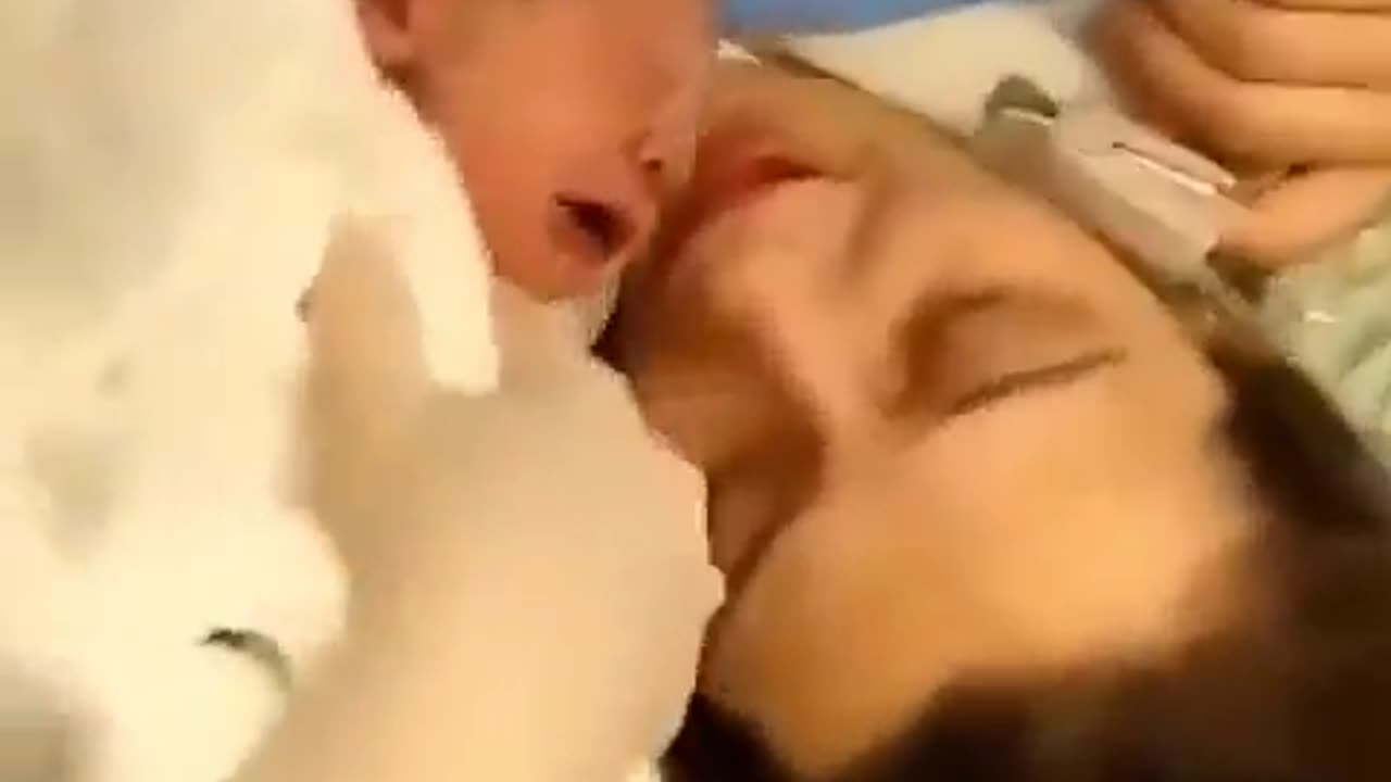 Newborn reacts to mums first kiss