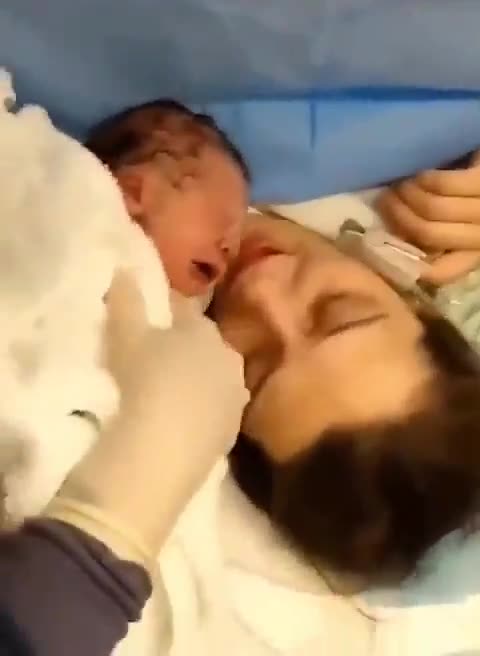 Newborn reacts to mums first kiss